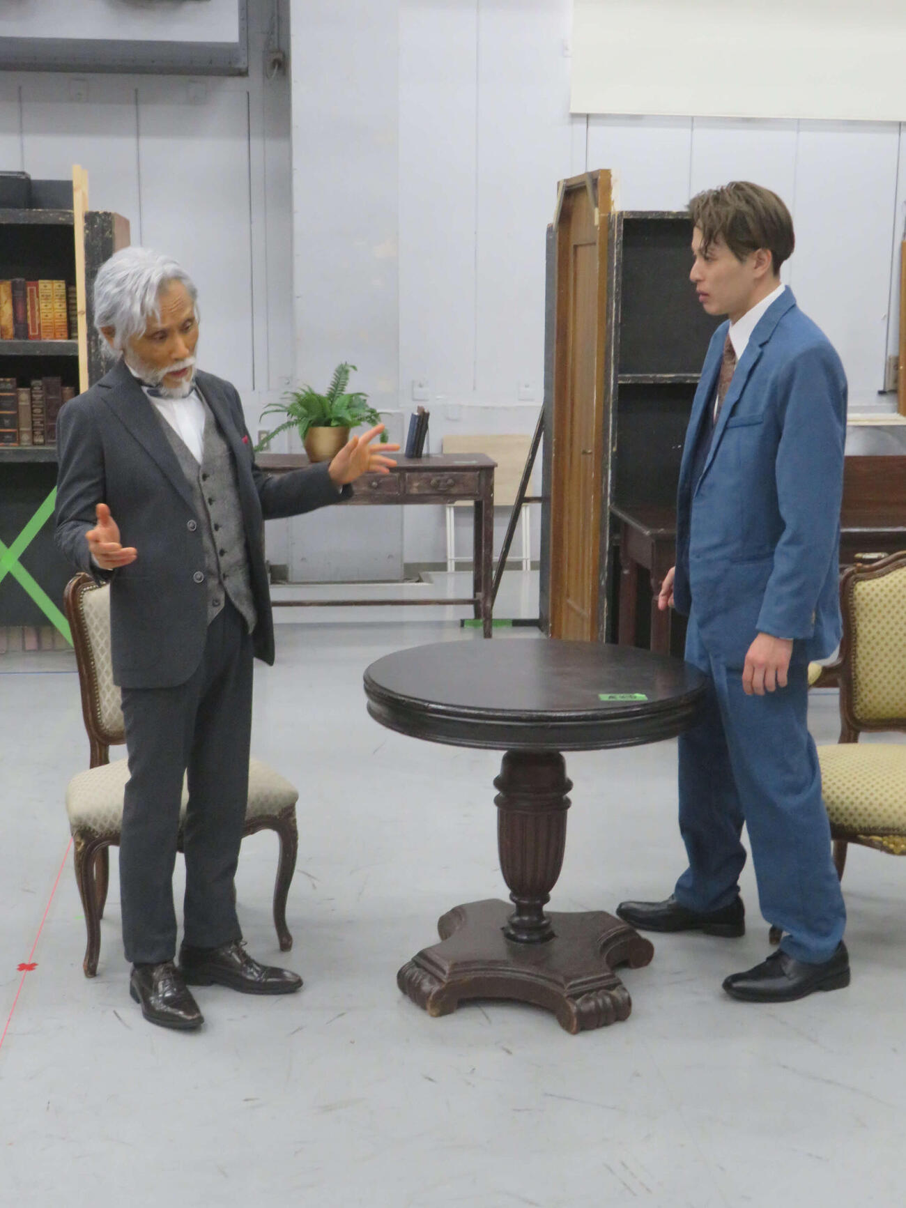 舞台「ブラック・コーヒー」の公開稽古を行う片岡鶴太郎（左）と新木宏典（撮影・川田和博）