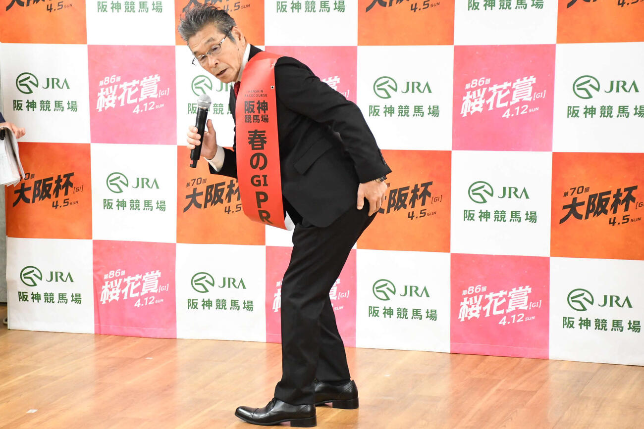 パドックでの馬の見方を力説する間寛平（撮影・阪口孝志）