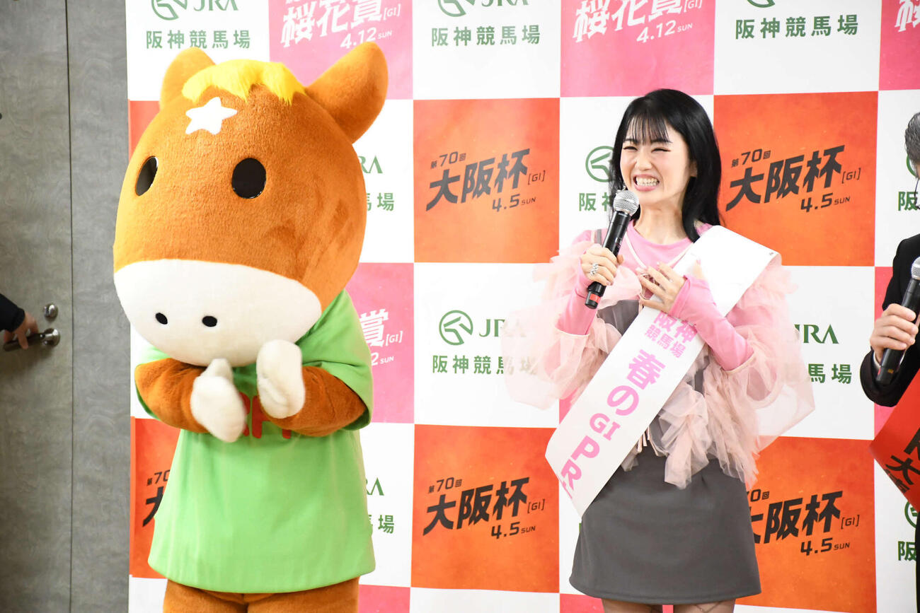 「阪神競馬場春のG1 PR大使」就任式に出席した吉本新喜劇の小寺真理（撮影・阪口孝志）