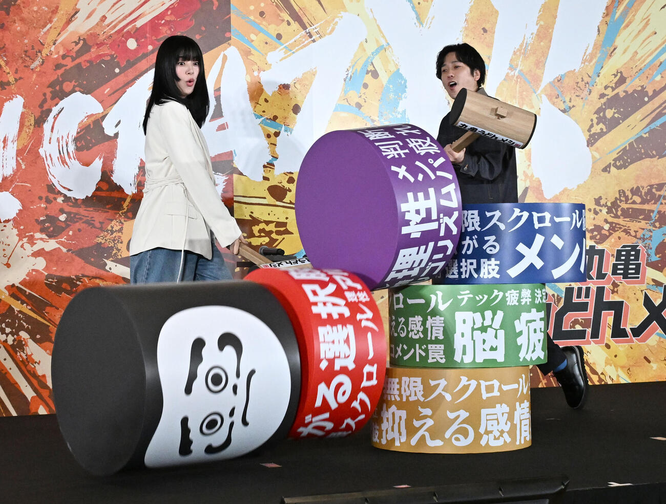 丸亀製麺新商品発表会でダルマを崩す二宮和也と池田エライザ（撮影・千葉一成）