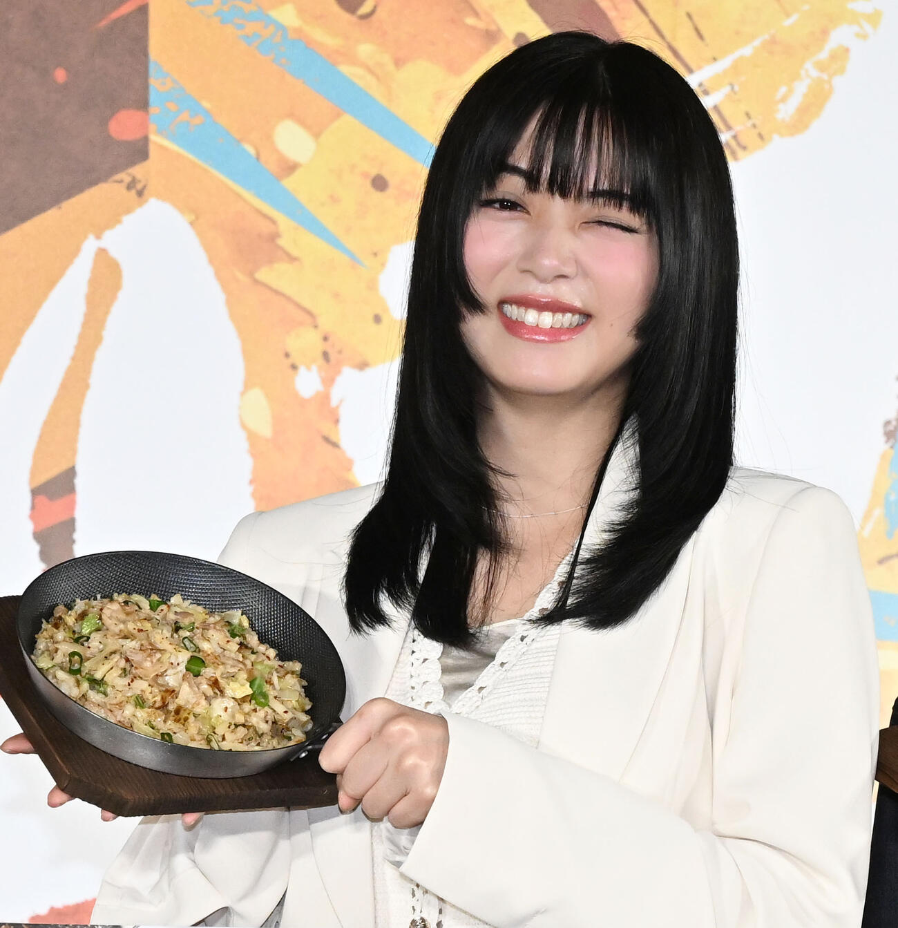 丸亀製麺新商品発表会でCMで演じたウインクを披露する池田エライザ（撮影・千葉一成）