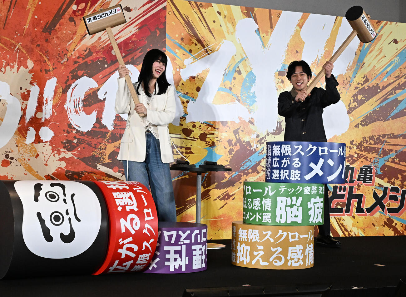 丸亀製麺新商品発表会でダルマを崩す二宮和也と池田エライザ（撮影・千葉一成）
