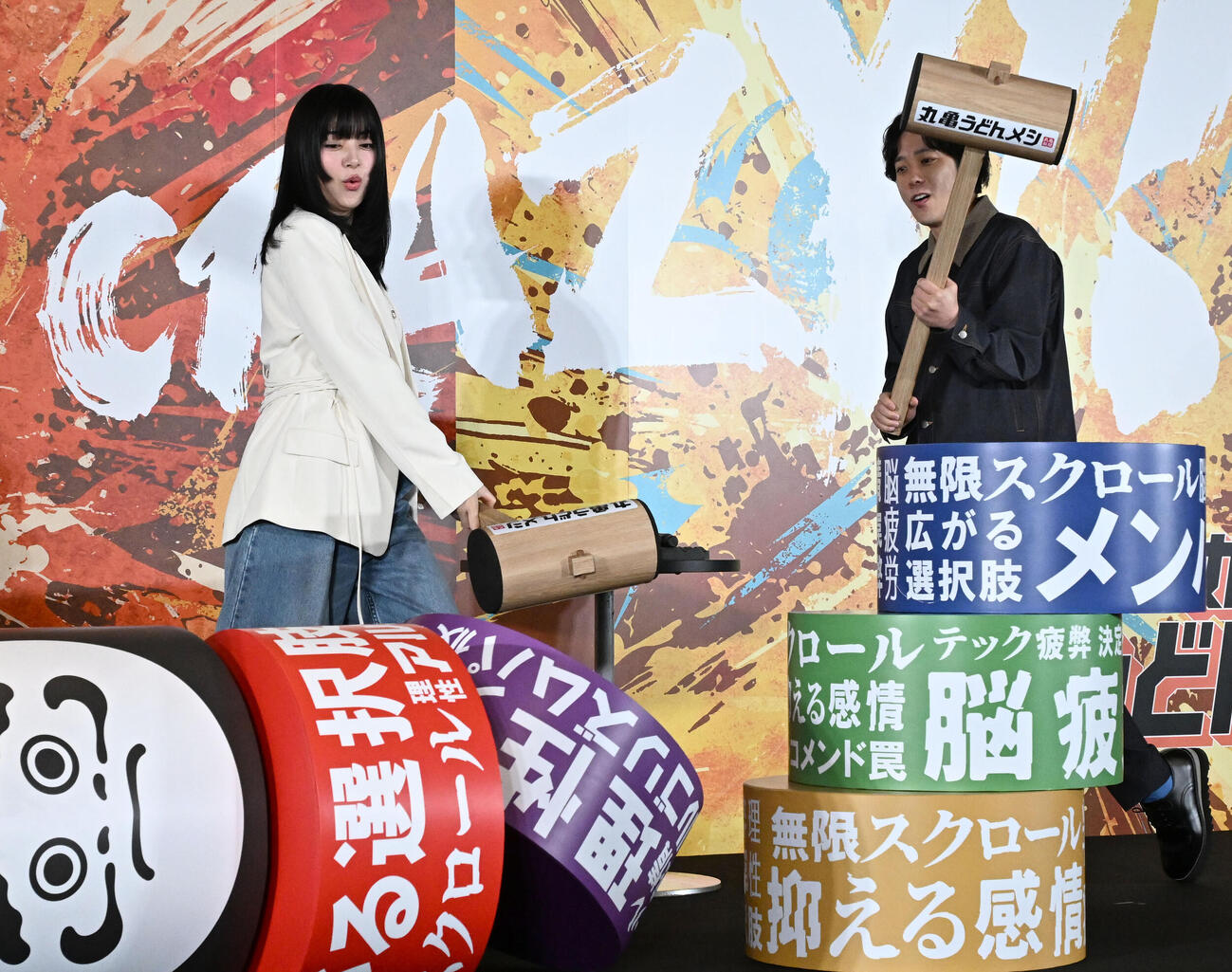 丸亀製麺新商品発表会でダルマを崩す二宮和也と池田エライザ（撮影・千葉一成）