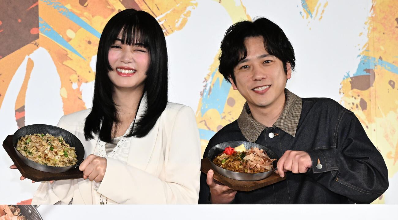 丸亀製麺新商品発表会でCMで演じたウインクを披露する池田エライザ（左）二宮和也（撮影・千葉一成）