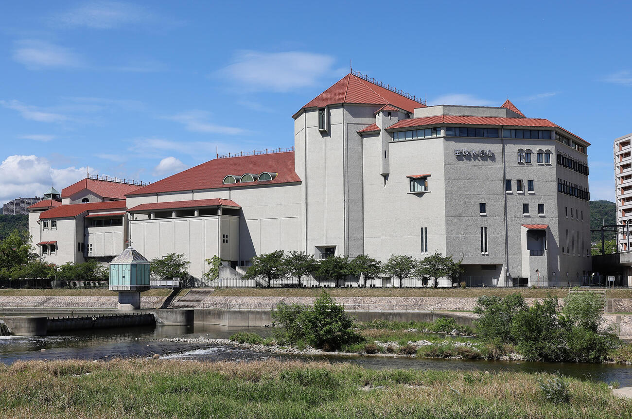 兵庫県宝塚市・宝塚歌劇団本拠地の宝塚大劇場（2024年撮影）