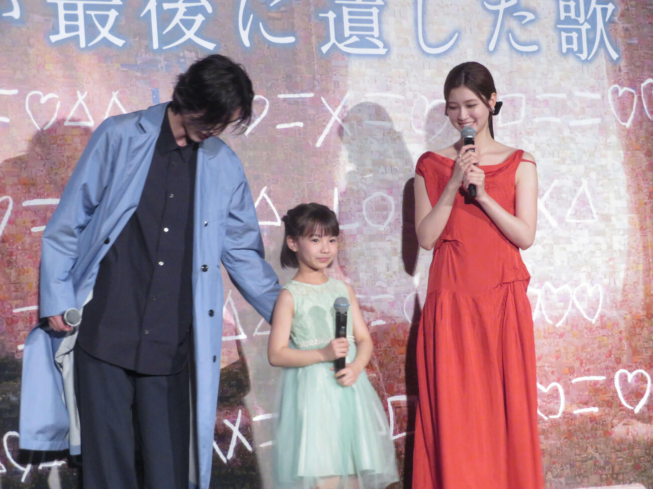 映画「君が最後に遺した歌」大ヒット御礼舞台あいさつに登壇した道枝駿佑、英茉、生見愛瑠