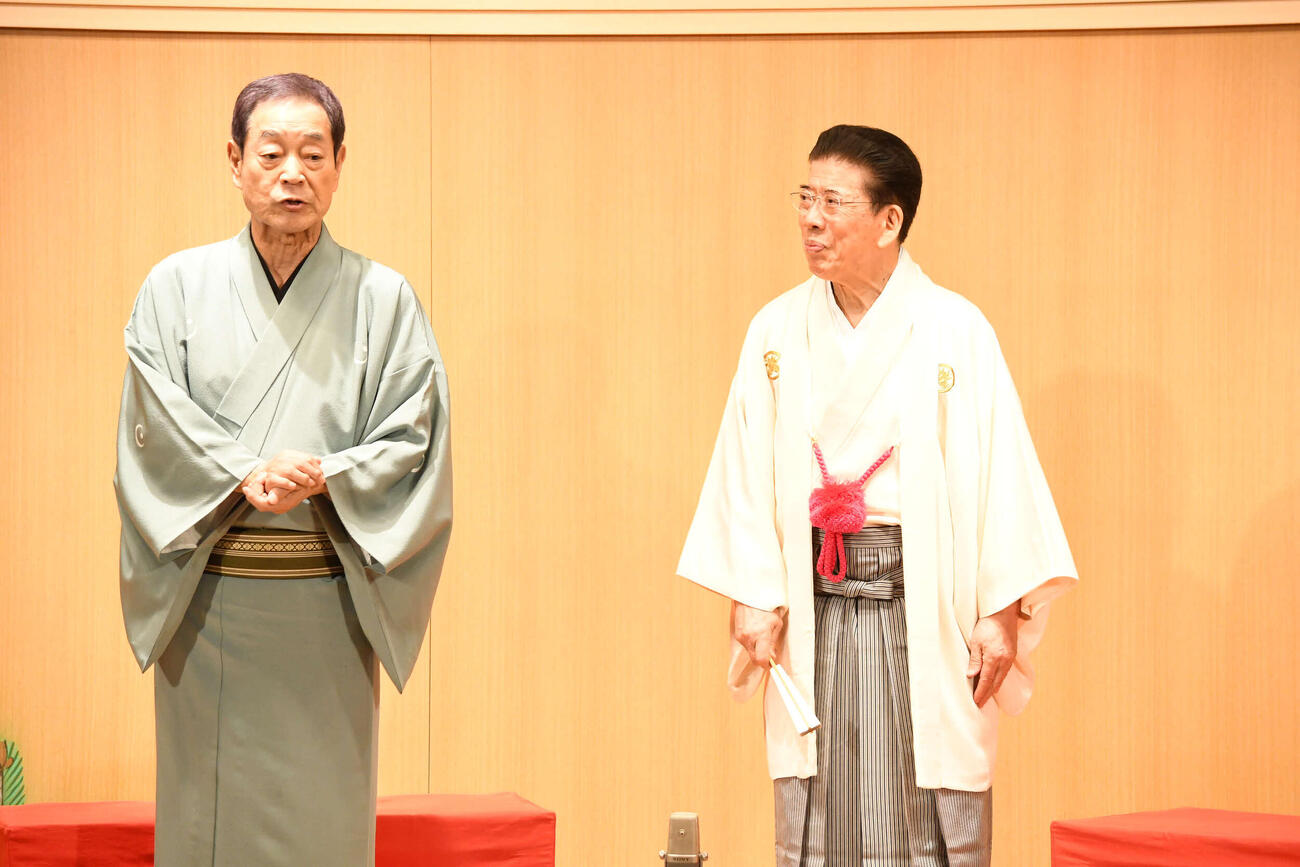 喜寿記念公演「八方のおねだり寄席」を開催した月亭八方（左）とゲスト出演した西川きよし（撮影・阪口孝志）