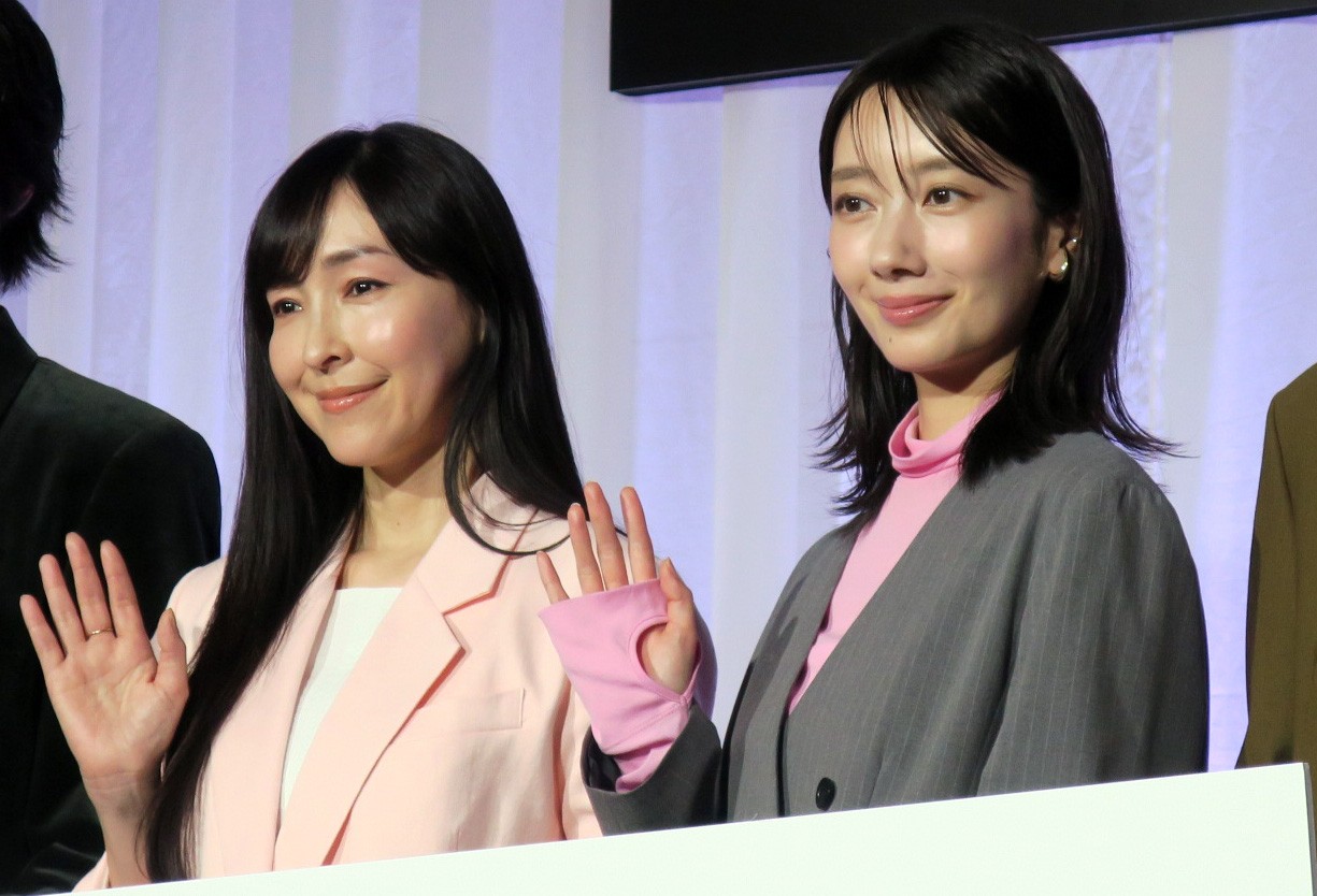 日本テレビ系水曜ドラマ「月夜行路－答えは名作の中に－」制作発表会見で。麻生久美子（左）と波瑠