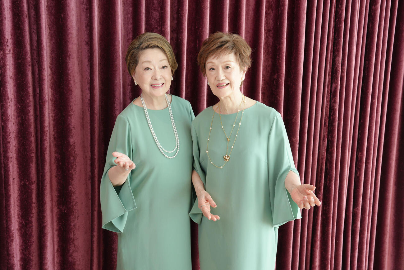 変わらぬ歌声を届け続ける由紀さおり（左）と安田祥子（撮影・足立雅史）
