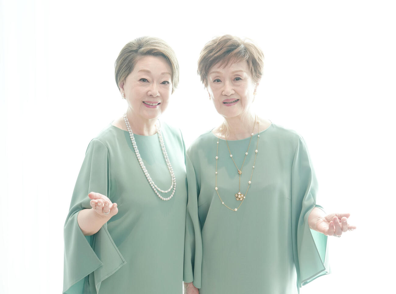 変わらぬ歌声を届け続ける由紀さおり（左）と安田祥子（撮影・足立雅史）