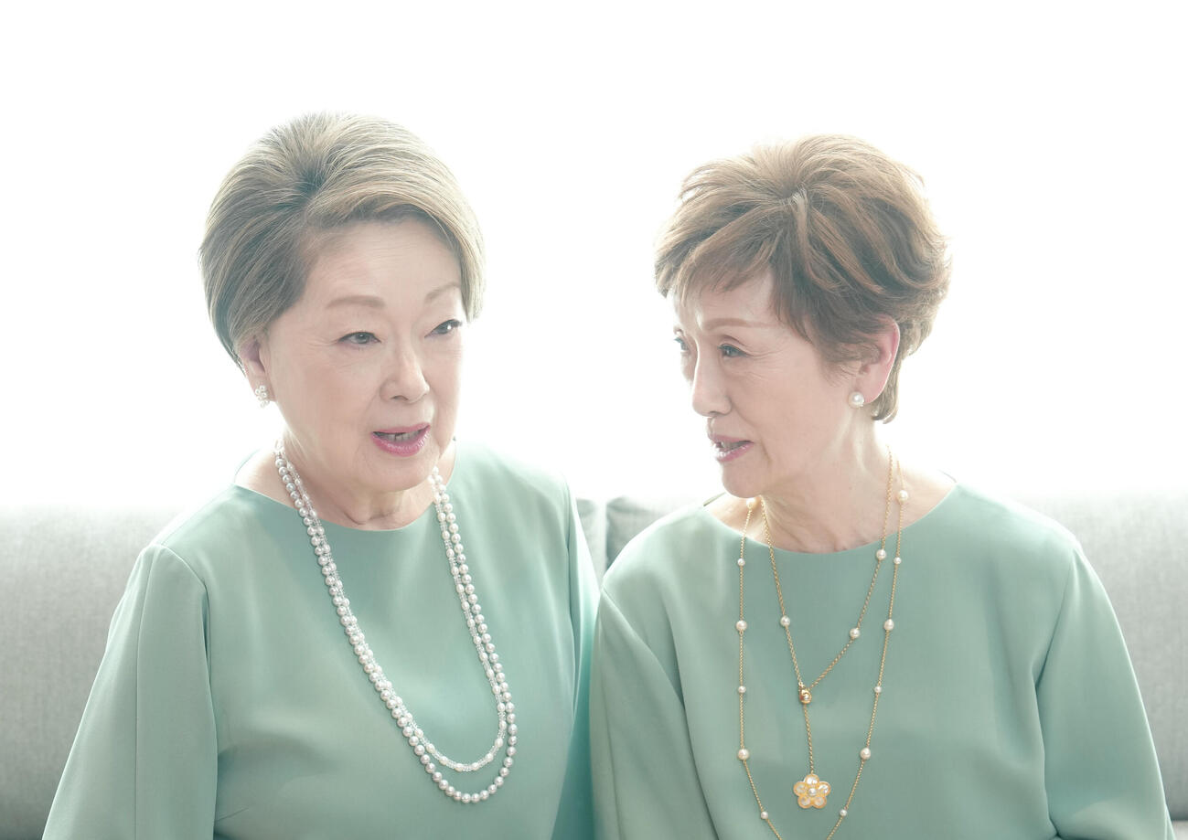 変わらぬ歌声を届け続ける由紀さおり（左）と安田祥子（撮影・足立雅史）