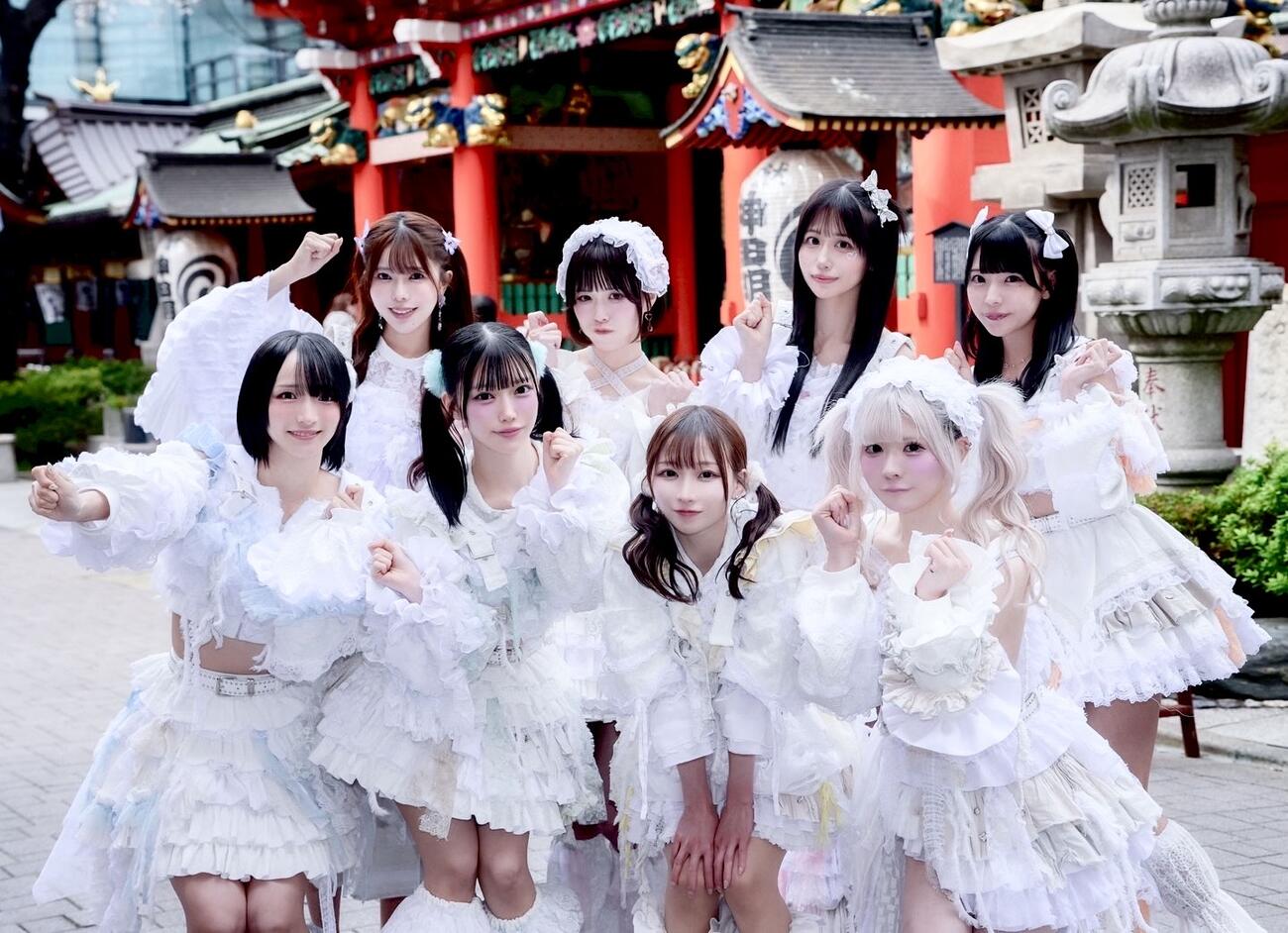 ステージの前に神田明神にお参りしたRincent#のメンバー（提供写真）