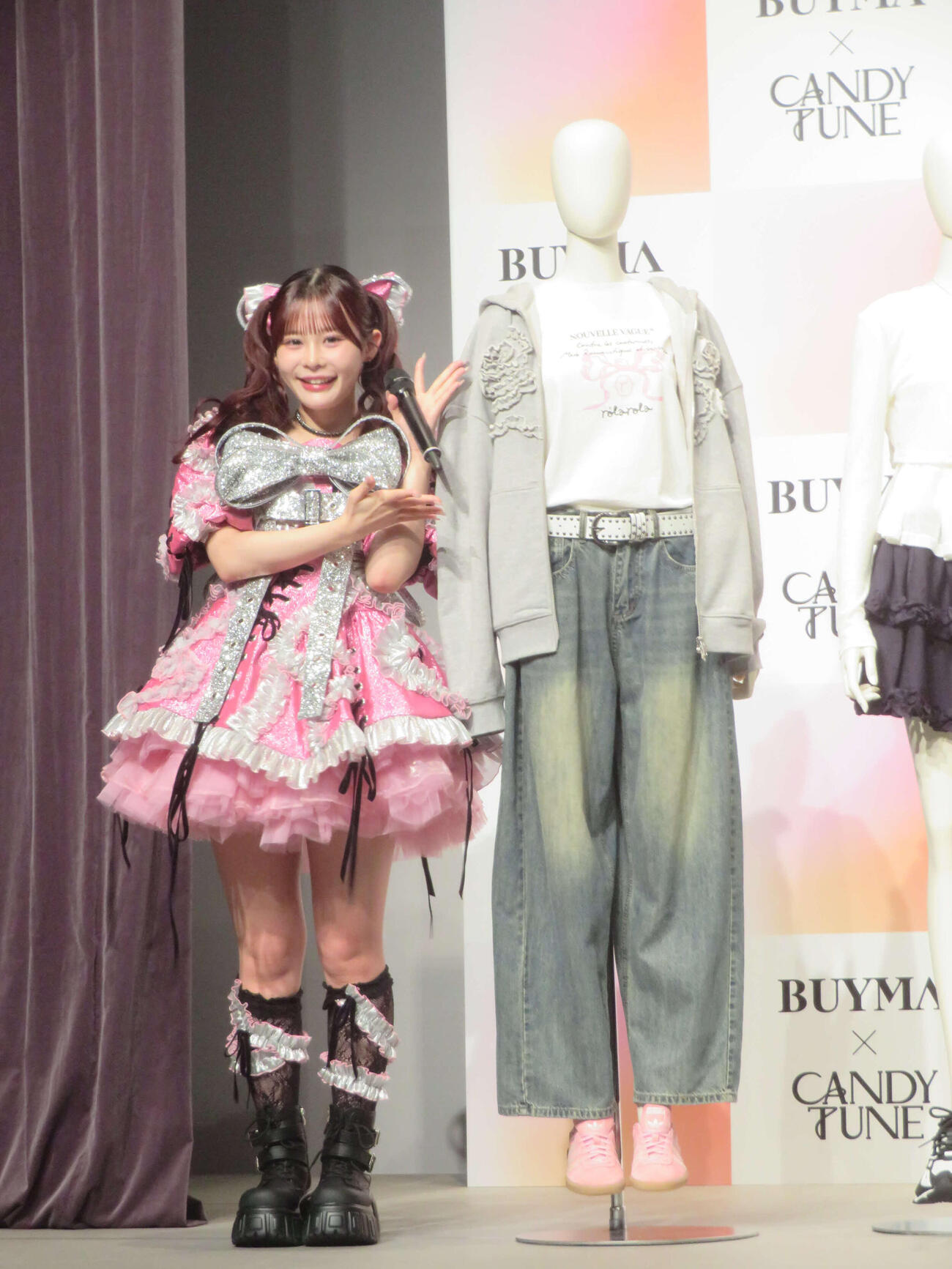 BUYMAコーディネートを披露するCANDY TUNE村川緋杏（撮影・川田和博）