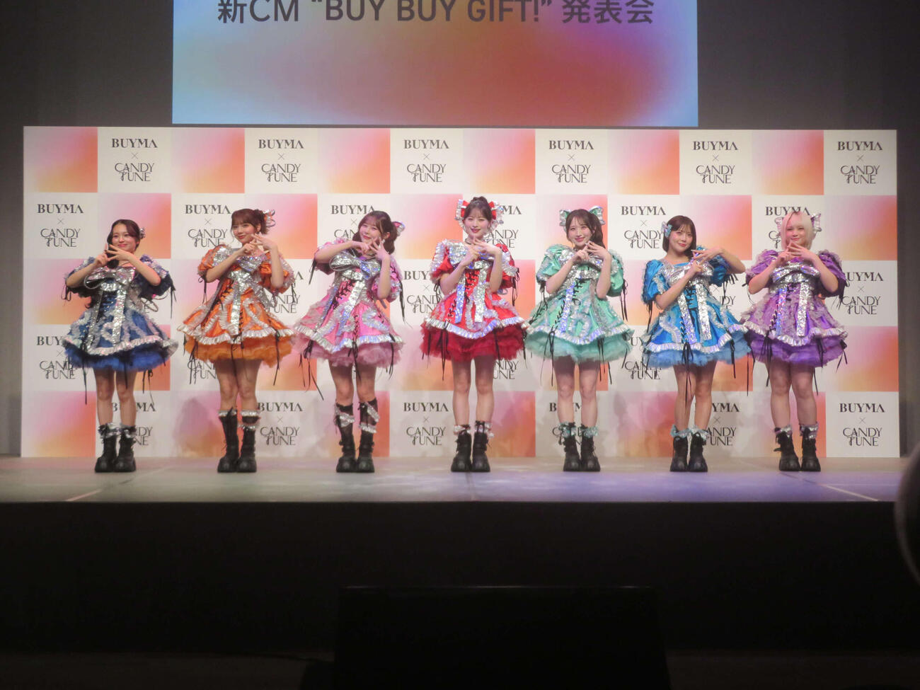 BUYMAの“B”ポーズを披露するCANDY TUNE（撮影・川田和博）