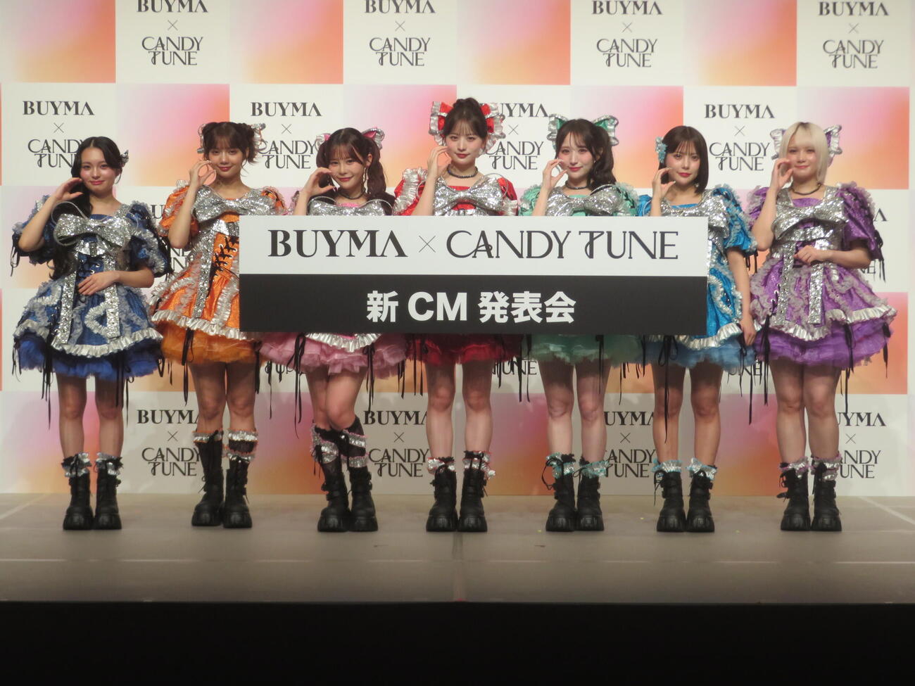BUYMA新CM発表会に出席したCANDY TUNE。左から桐原美月、南なつ、村川緋杏、立花琴未、小川奈々子、福山梨乃、宮野静（撮影・川田和博）