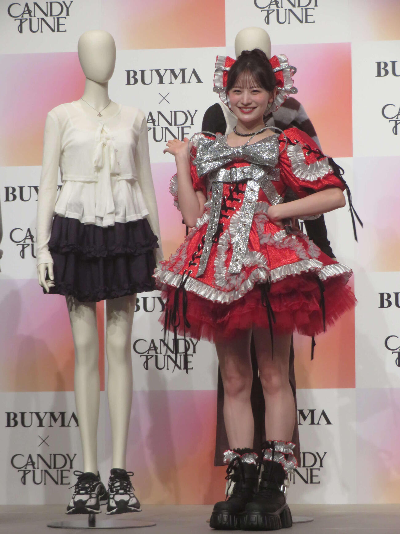 BUYMAコーディネートを披露するCANDY TUNE立花琴未（撮影・川田和博）