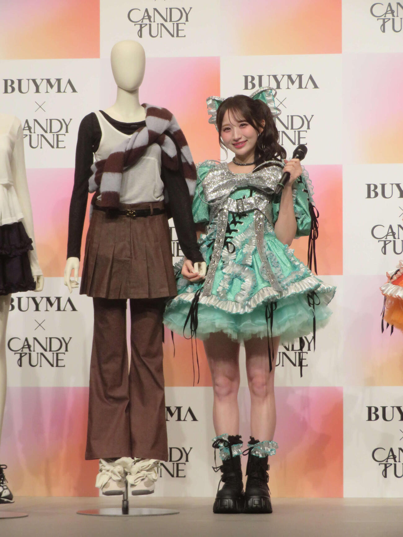 BUYMAコーディネートを披露するCANDY TUNE小川奈々子（撮影・川田和博）