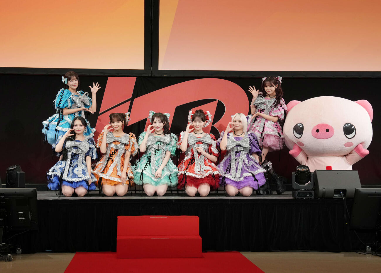 シークレットサプライズゲストとして登場したCANDY TUNE（撮影・増田悦実）