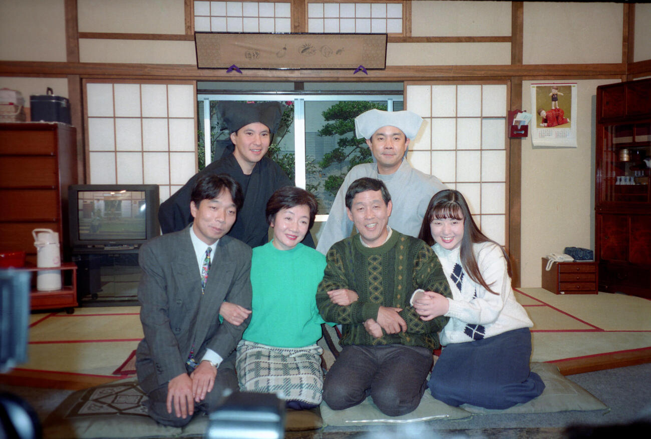 93年11月、テレビ朝日開局35周年記念スペシャル番組「欽ちゃんのどこまでやるの！」収録で、7年ぶりに欽どこファミリーと勢揃いした真屋順子さん（前列左から2人目）。前列左から見栄晴、1人おいて萩本欽一、高橋真美、後列左から関根勤、小堺一機（1993年11月撮影）