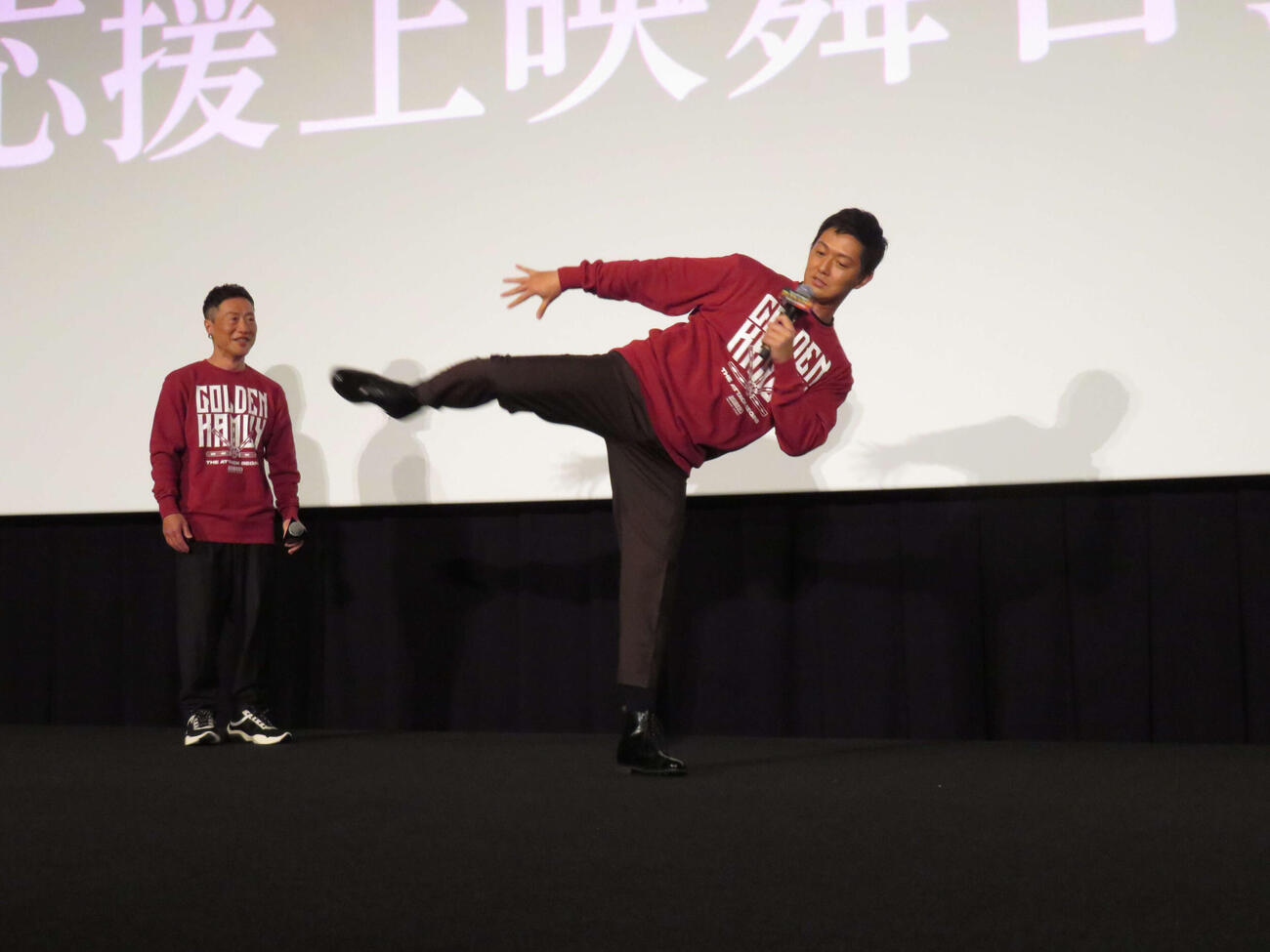 舞台あいさつで、竹本英史（左）にリクエストされ、蹴りを実演した工藤阿須加（撮影・村上幸将）