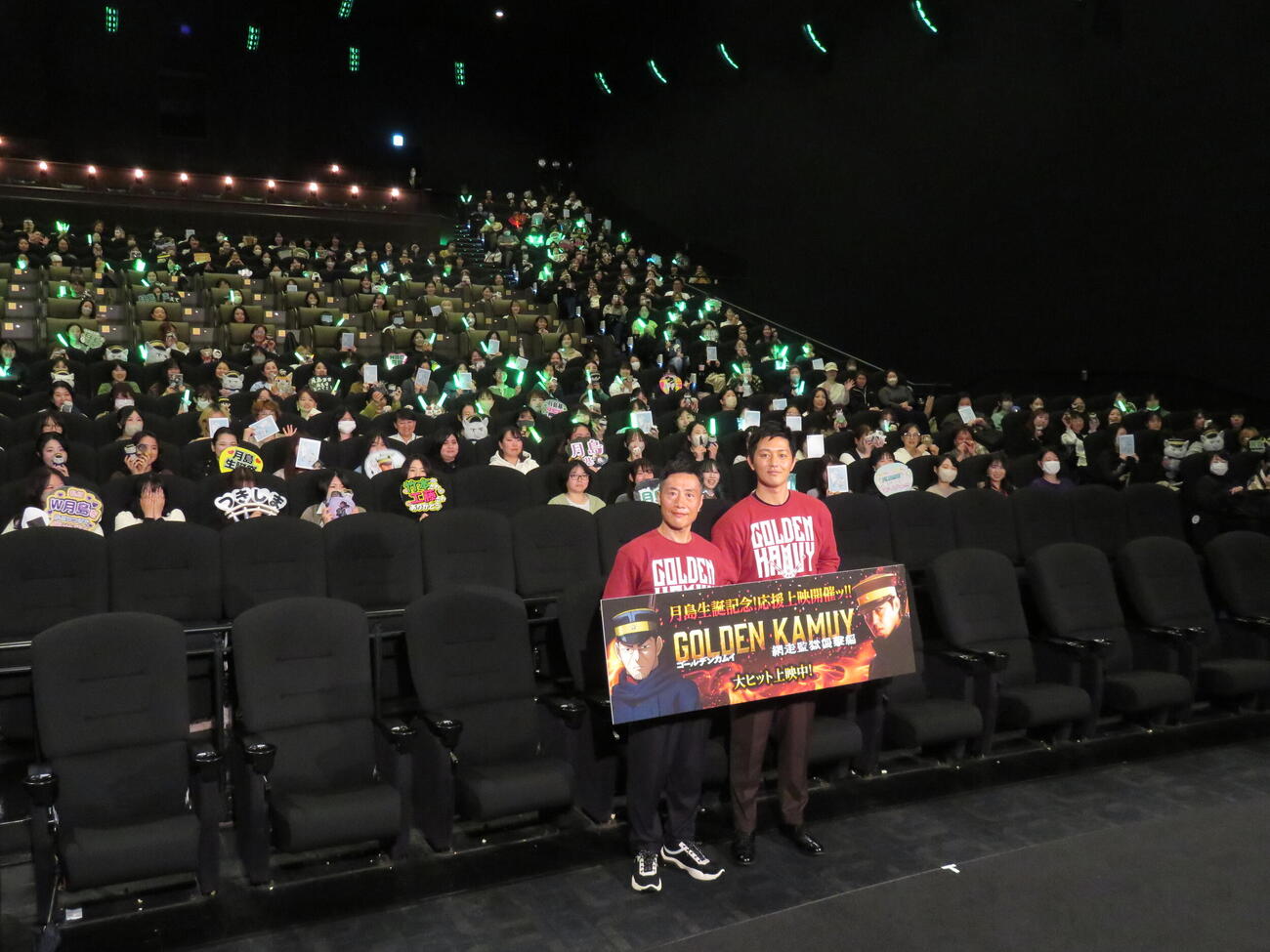 映画「ゴールデンカムイ　網走監獄襲撃編」応援上映舞台あいさつに登壇した竹本英史（左）と工藤阿須加（撮影・村上幸将）