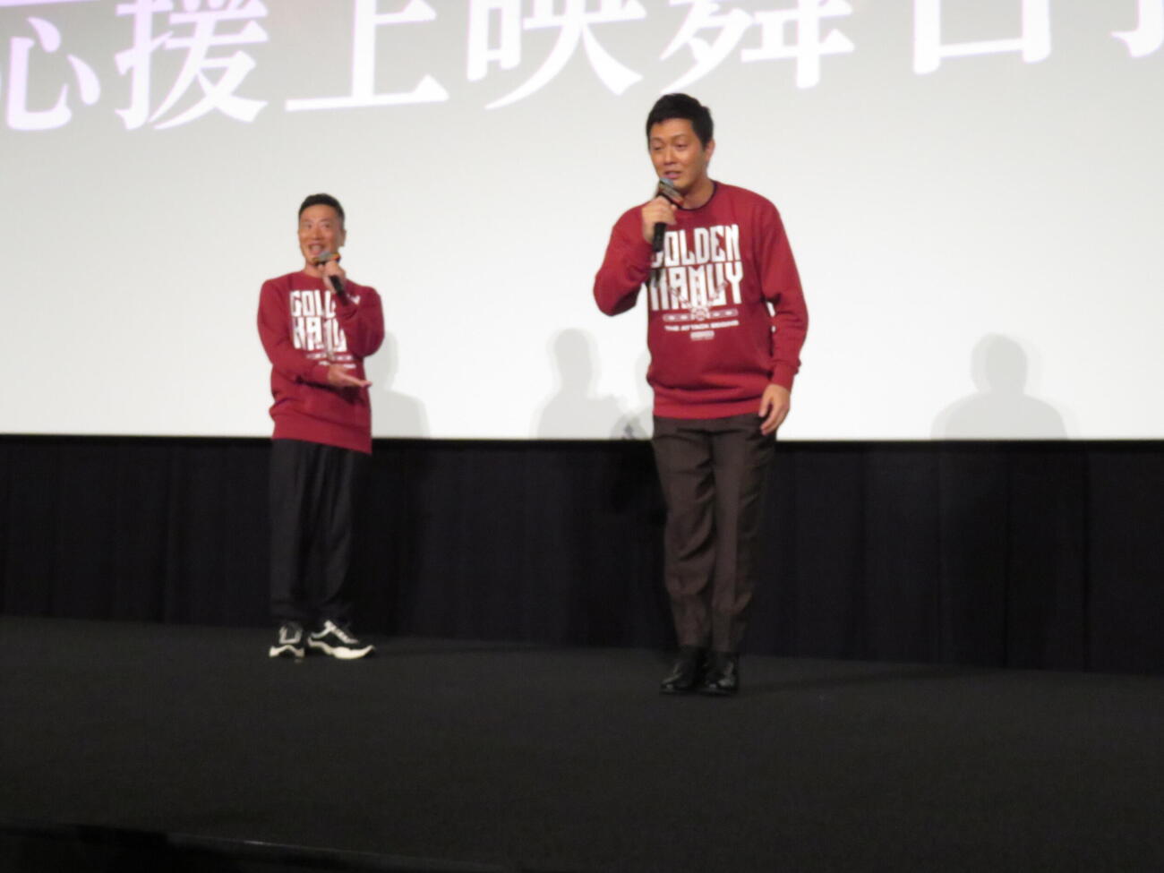 映画「ゴールデンカムイ　網走監獄襲撃編」応援上映舞台あいさつに登壇した竹本英史（左）と工藤阿須加（撮影・村上幸将）