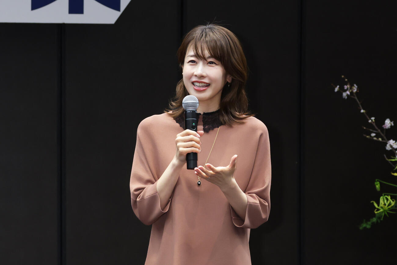 テレビ東京入社式にゲストで登壇した加藤綾子（C）テレビ東京