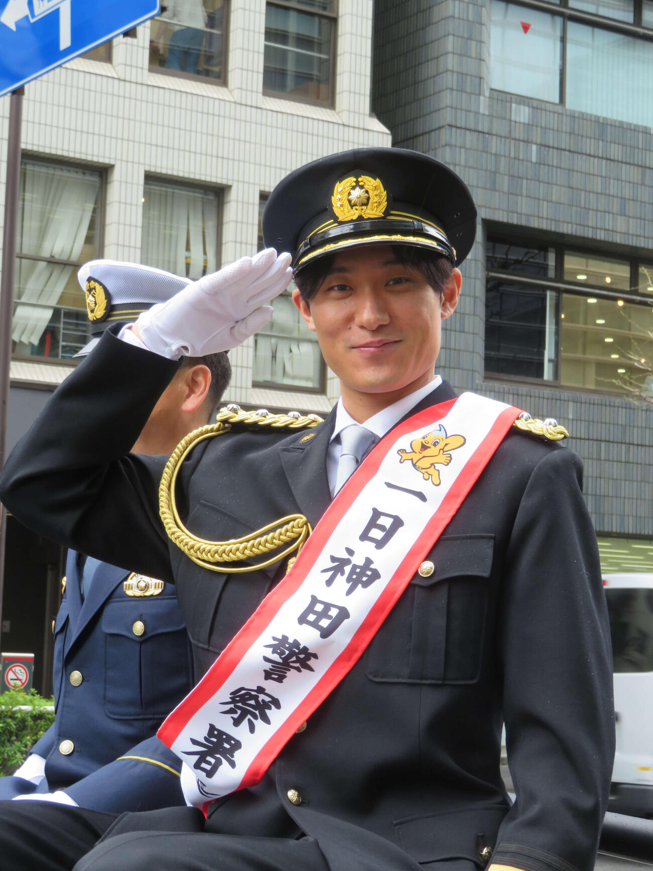 神田警察署の一日警察署長に就任した松谷鷹也
