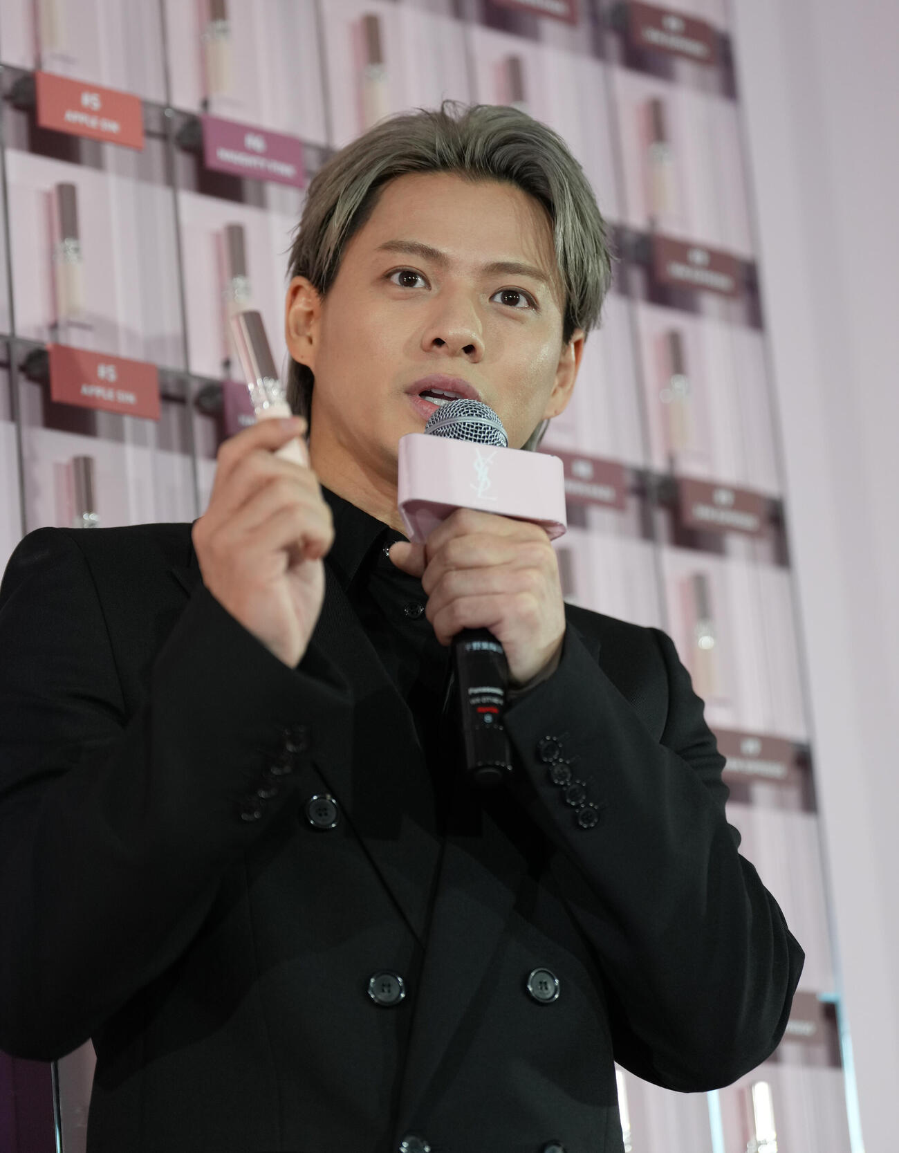 「YSL LOVENUDE HOTEL TOKYO SECRET CHECH－IN」レセプションに臨むイヴ・サンローラン・ボーテ　アンバサダーのNumber_i平野紫耀（撮影・小沢裕）