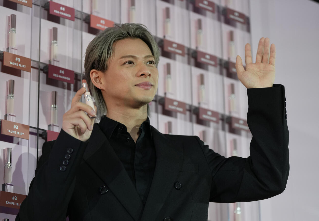 「YSL LOVENUDE HOTEL TOKYO SECRET CHECH－IN」レセプションに臨むイヴ・サンローラン・ボーテ　アンバサダーのNumber_i平野紫耀（撮影・小沢裕）