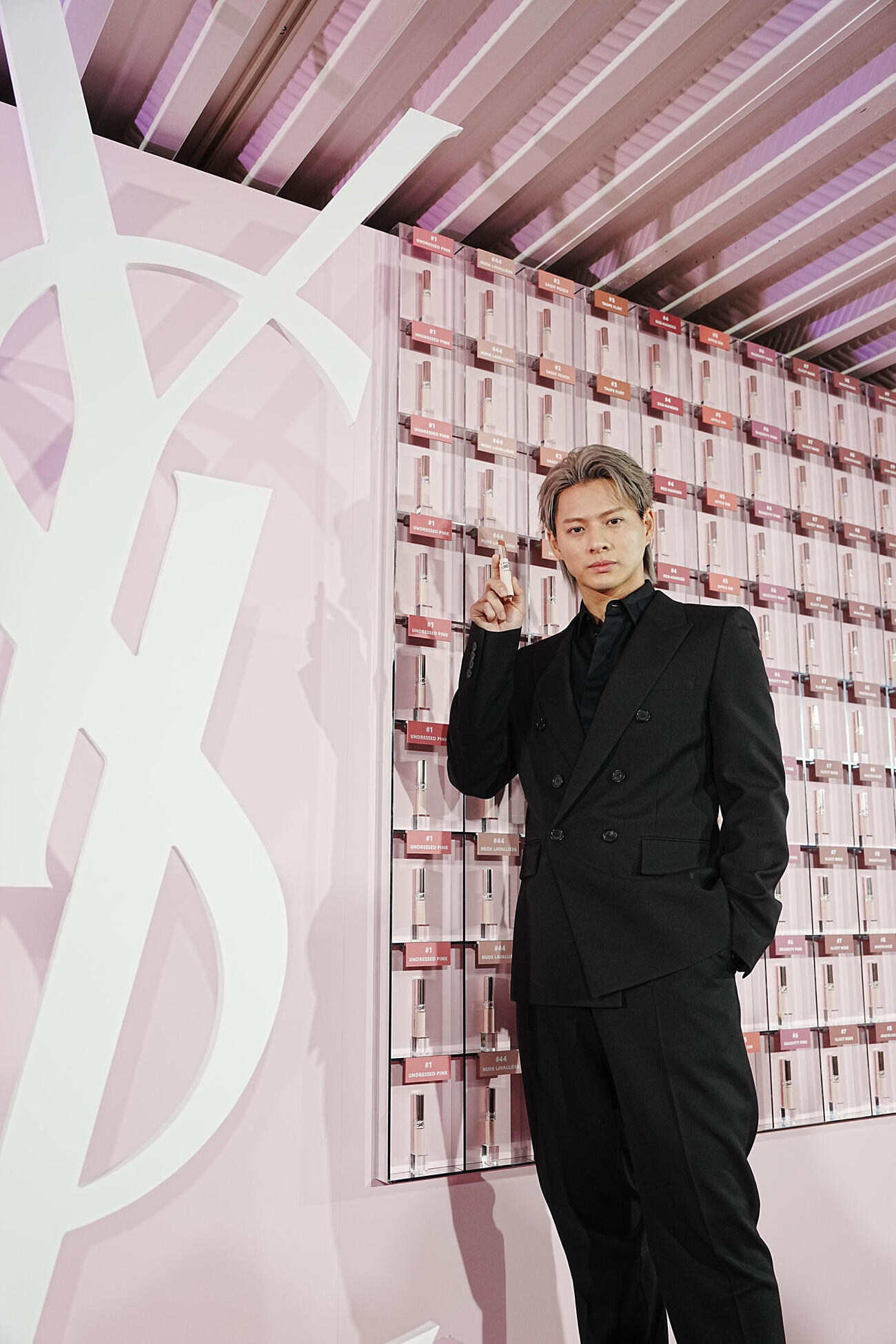 「YSL LOVENUDE HOTEL TOKYO SECRET CHECH－IN」レセプションに臨むイヴ・サンローラン・ボーテ　アンバサダーのNumber_i平野紫耀（撮影・小沢裕）