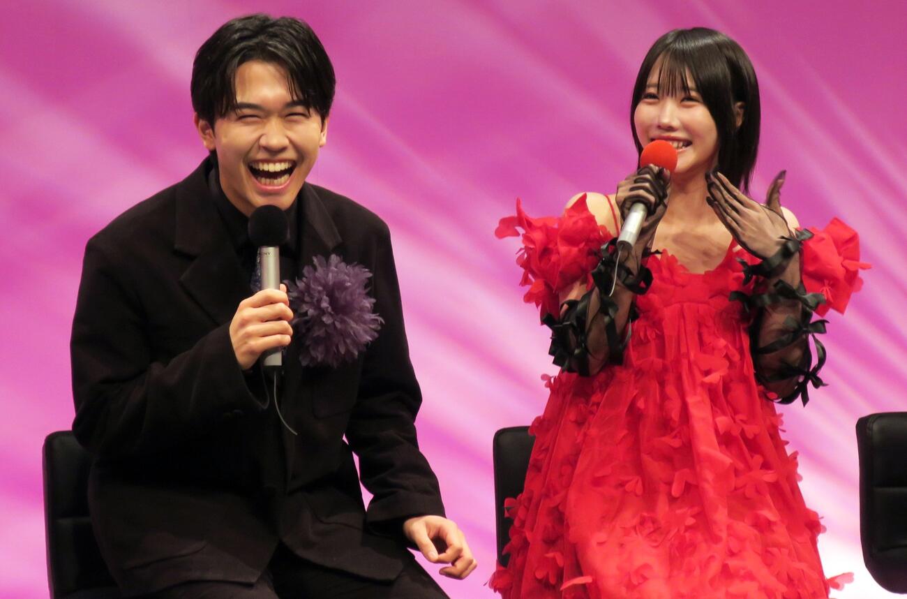 テレビ東京系連続ドラマ「惡の華」記者会見に登壇したダブル主演の鈴木福（左）、あの（右）