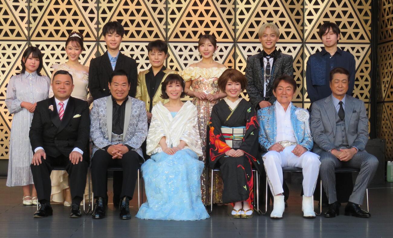 「夜桜演歌まつり」に出演した、前列左から西寄ひがし、グッチ裕三、水森かおり、田川寿美、ささきいさお、山川豊、後列左から池田裕楽、有沙瞳、ヤマト、ヒカル、岩佐美咲、辰巳ゆうと、イノイタル