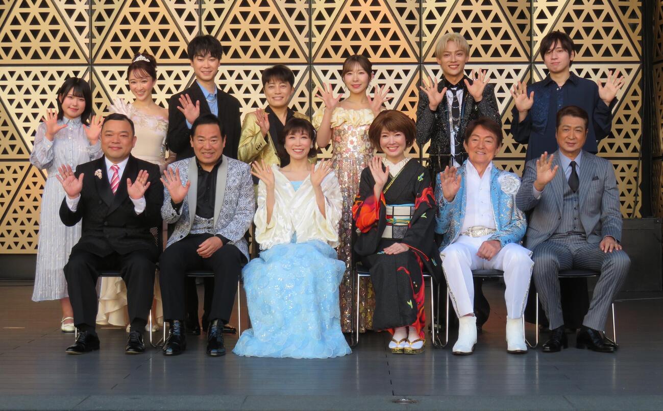 「夜桜演歌まつり」に出演した、前列左から西寄ひがし、グッチ裕三、水森かおり、田川寿美、ささきいさお、山川豊、後列左から池田裕楽、有沙瞳、ヤマト、ヒカル、岩佐美咲、辰巳ゆうと、イノイタル