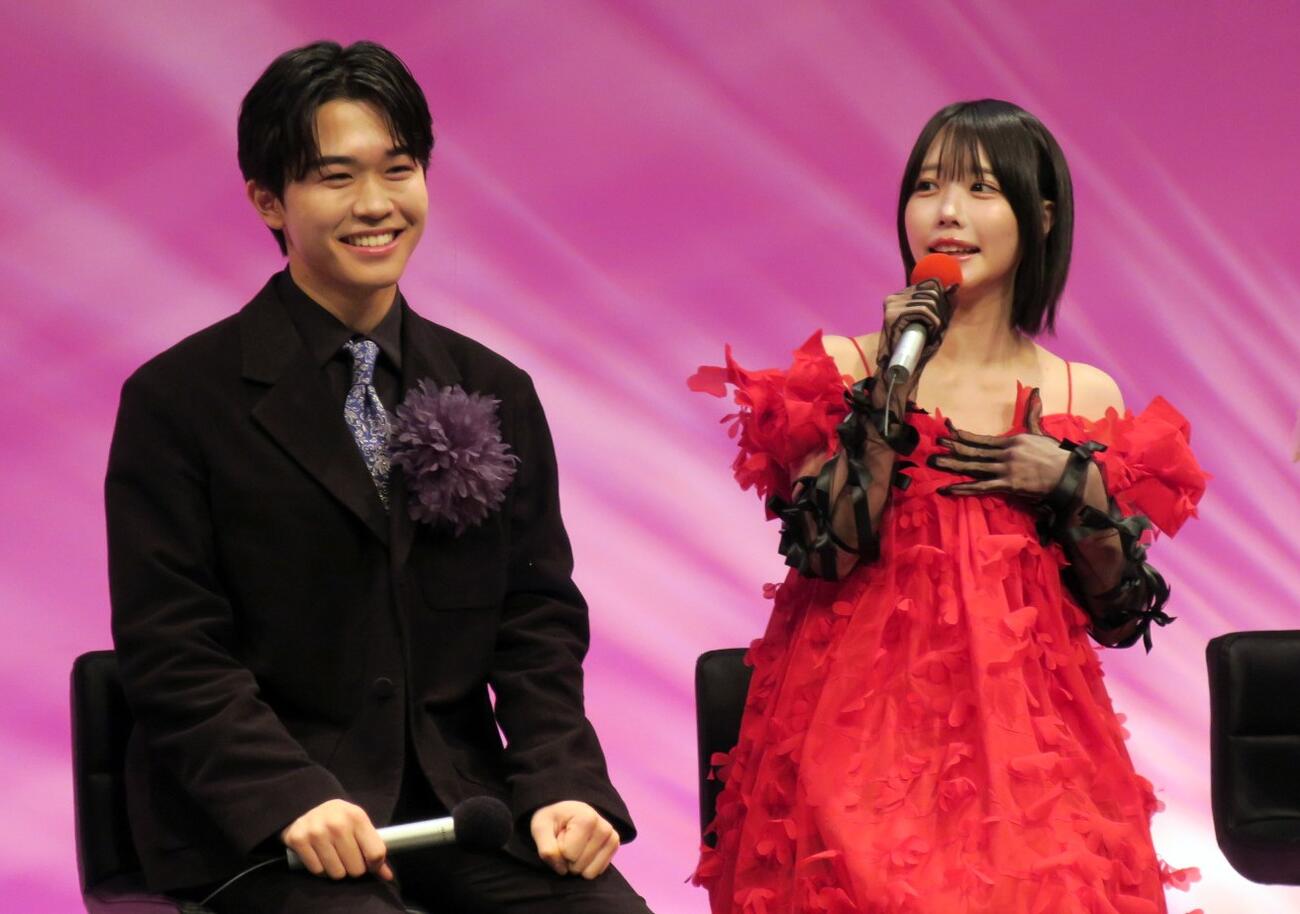 テレビ東京系連続ドラマ「惡の華」記者会見に登壇したダブル主演の鈴木福（左）、あの（右）