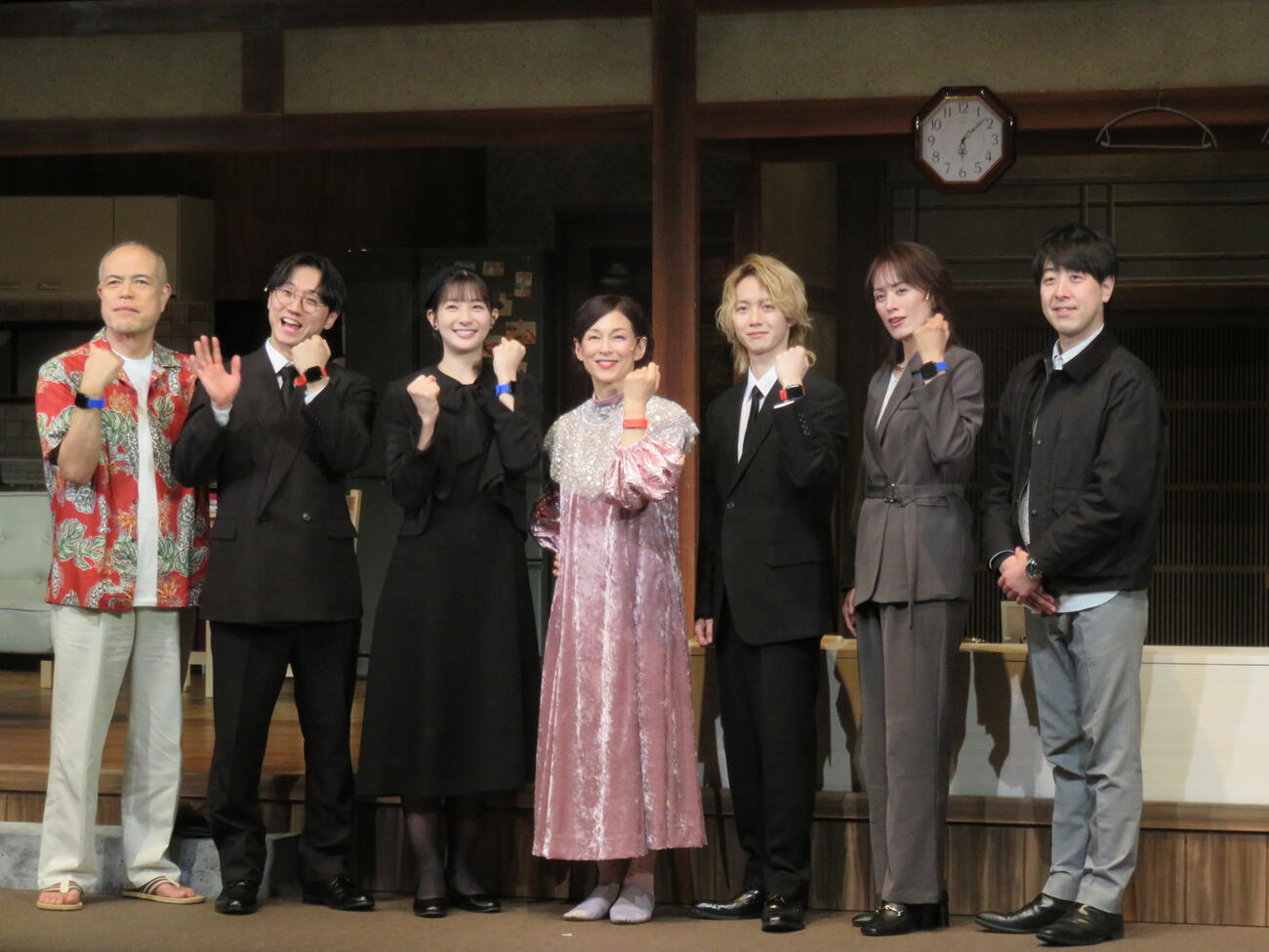 舞台「汗が目に入っただけ」の出演者たち。左から田中要次、西野創人、足立梨花、鈴木保奈美、小越勇輝、蘭寿とむ、脚本・演出の冨坂友氏