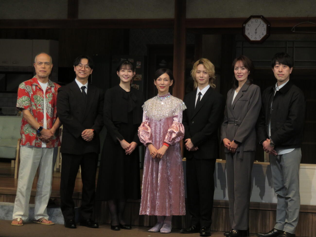 舞台「汗が目に入っただけ」の出演者たち。左から田中要次、西野創人、足立梨花、鈴木保奈美、小越勇輝、蘭寿とむ、脚本・演出の冨坂友氏