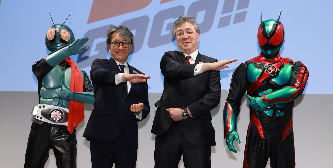 「仮面ライダー生誕55周年発表会」に登場した、左から仮面ライダー1号、石森プロ岡田大策CEO、吉村文雄社長、仮面ライダーゼッツ（撮影・中島郁夫）