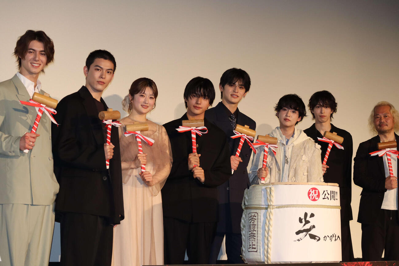 映画「炎かがよへ」の初日舞台あいさつに出席した、左から翔、松大航也、樋口日奈、荒木飛羽、元之介、ゆうたろう、杉江大志、松田圭太監督