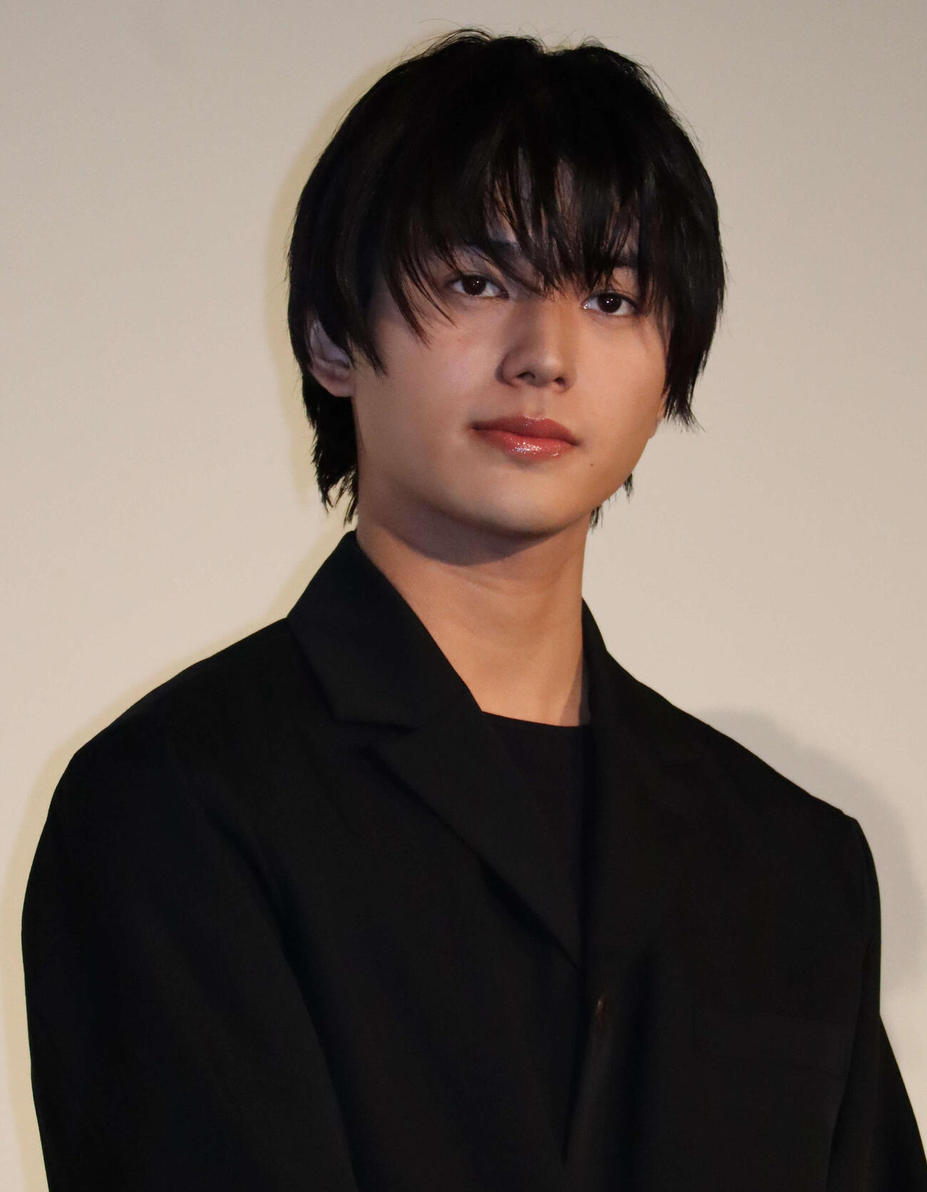 映画「炎かがよへ」の初日舞台あいさつに出席した主演の荒木飛羽