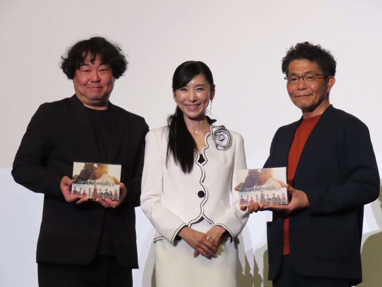 日曜劇場「ザ・ロイヤルファミリー」のオールナイト上映イベントに登壇した黒木瞳（中央）。左は加藤章一プロデューサー、右は松田礼人監督