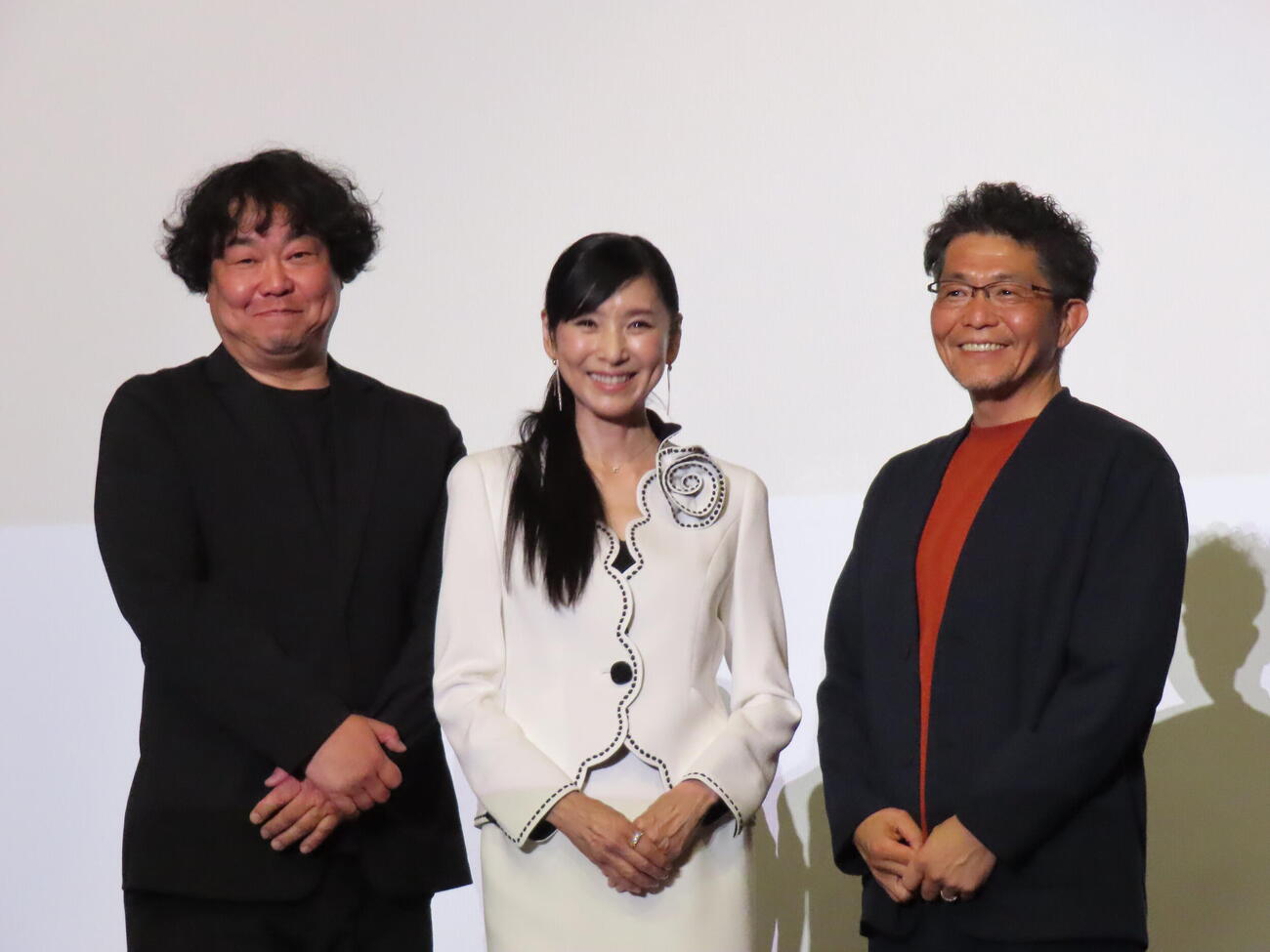 日曜劇場「ザ・ロイヤルファミリー」のオールナイト上映イベントに登壇した黒木瞳（中央）。左は加藤章一プロデューサー、右は松田礼人監督