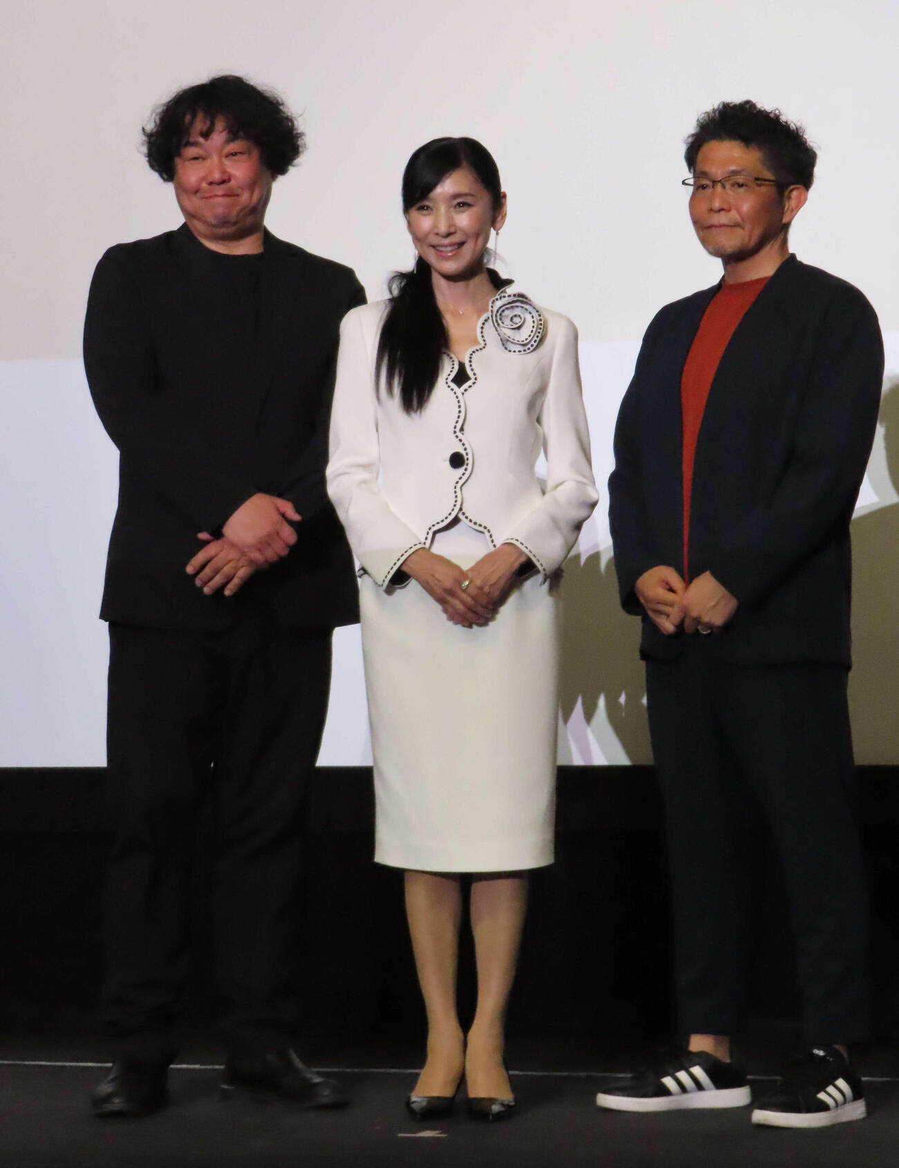 日曜劇場「ザ・ロイヤルファミリー」のオールナイト上映イベントに登壇した黒木瞳（中央）。左は加藤章一プロデューサー、右は松田礼人監督
