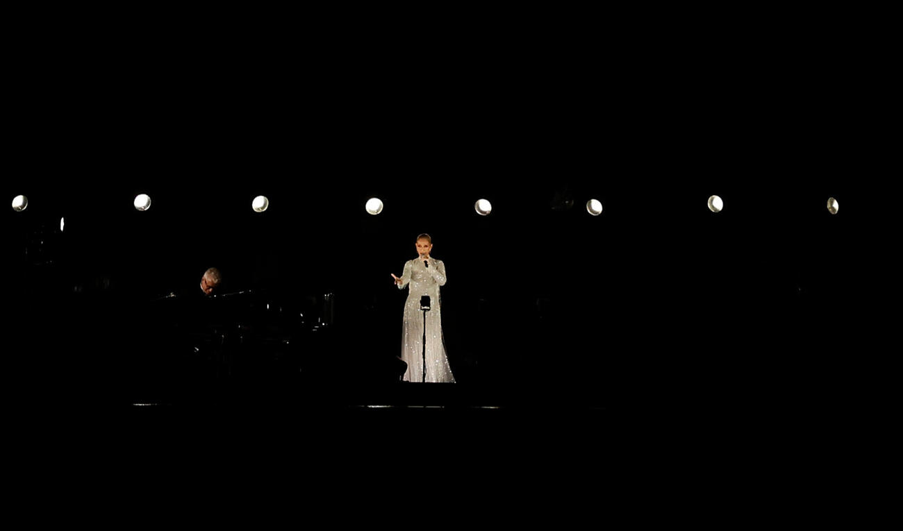 開会式で演奏するセリーヌ・ディオン（ロイター）