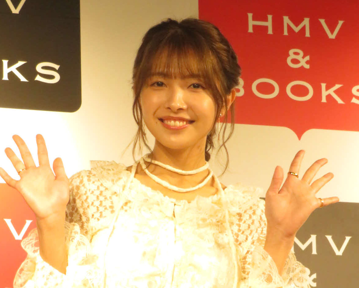 写真集「RIO」発売記念会見で笑顔を見せる寺本莉緒