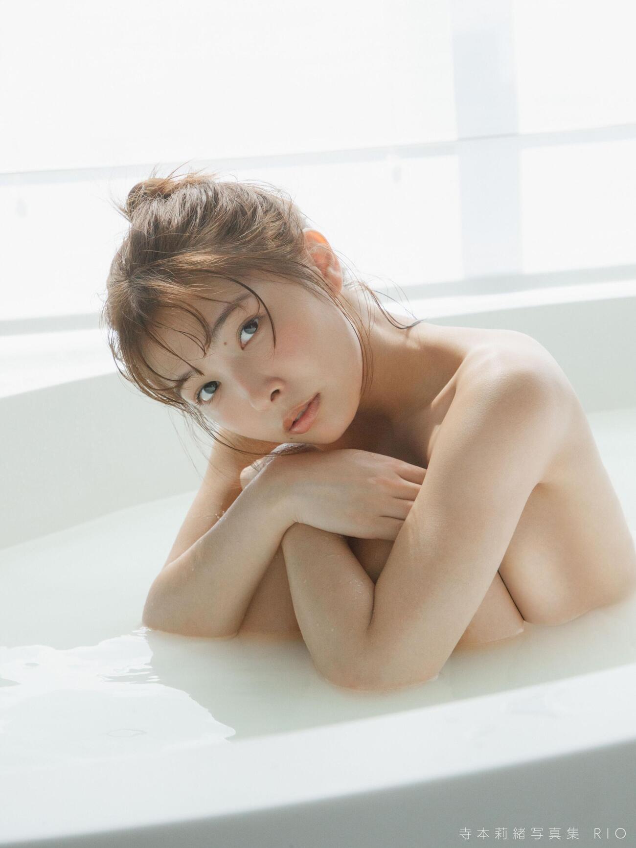 寺本莉緒の写真集「RIO」から（（C）菊地泰久／講談社提供）