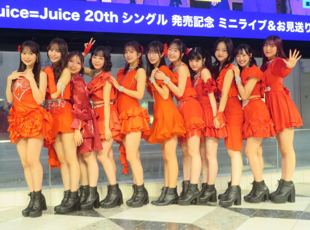 Juice＝Juice。左から工藤由愛、石山咲良、有澤一華、江端妃咲、井上玲音、林仁愛、段原瑠々、川嶋美楓、遠藤彩加里、入江里咲、松永里愛（2025年10月撮影）