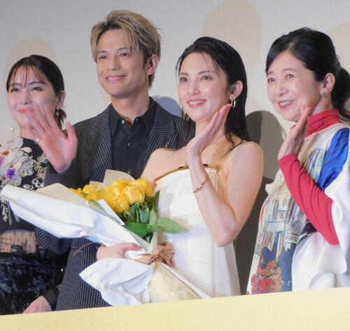 田中麗奈が涙 宣伝スタッフから39本のバラと手紙がサプライズで贈呈