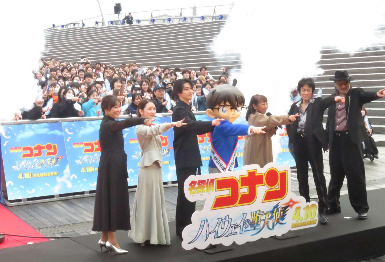 劇場版「名探偵コナン　ハイウェイの堕天使」風のSPファンミーティングに出席した左から日高のり子、畑芽育、横浜流星、江戸川コナン、高山みなみ、小山力也、大塚明夫は、集まった役850人の来場者を背にポーズを決めた