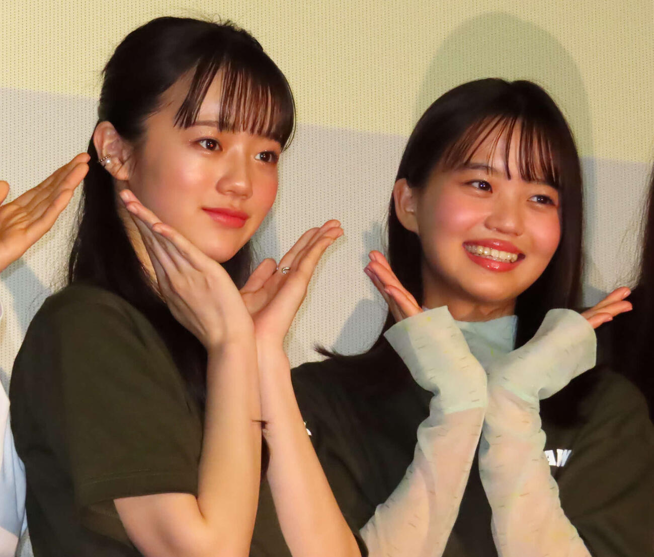 「ザッケン！」公開記念舞台あいさつに登壇した中島瑠菜（左）と大島美優